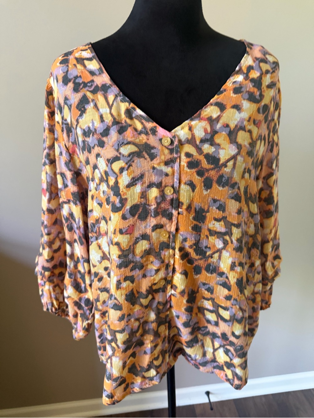 Hope & Harlow V-Neck Animal Print Button Front 3/4 Sleeve - Orange Multi Large